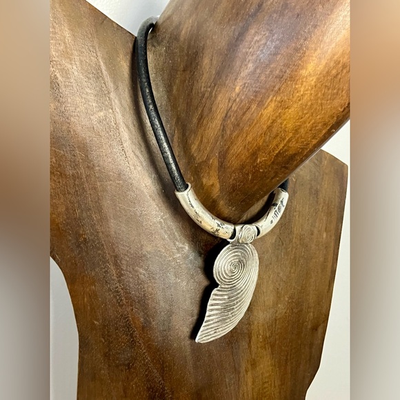 Vintage Silvertone Shell Necklace - Picture 2 of 7